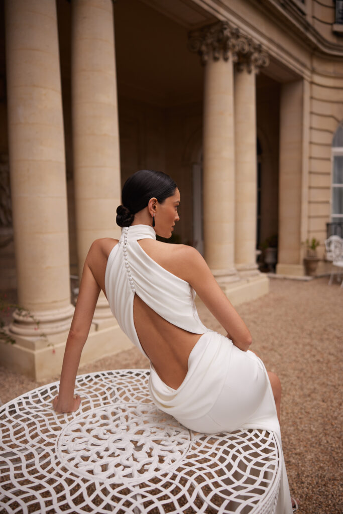 minimalistička haljina golih leđa