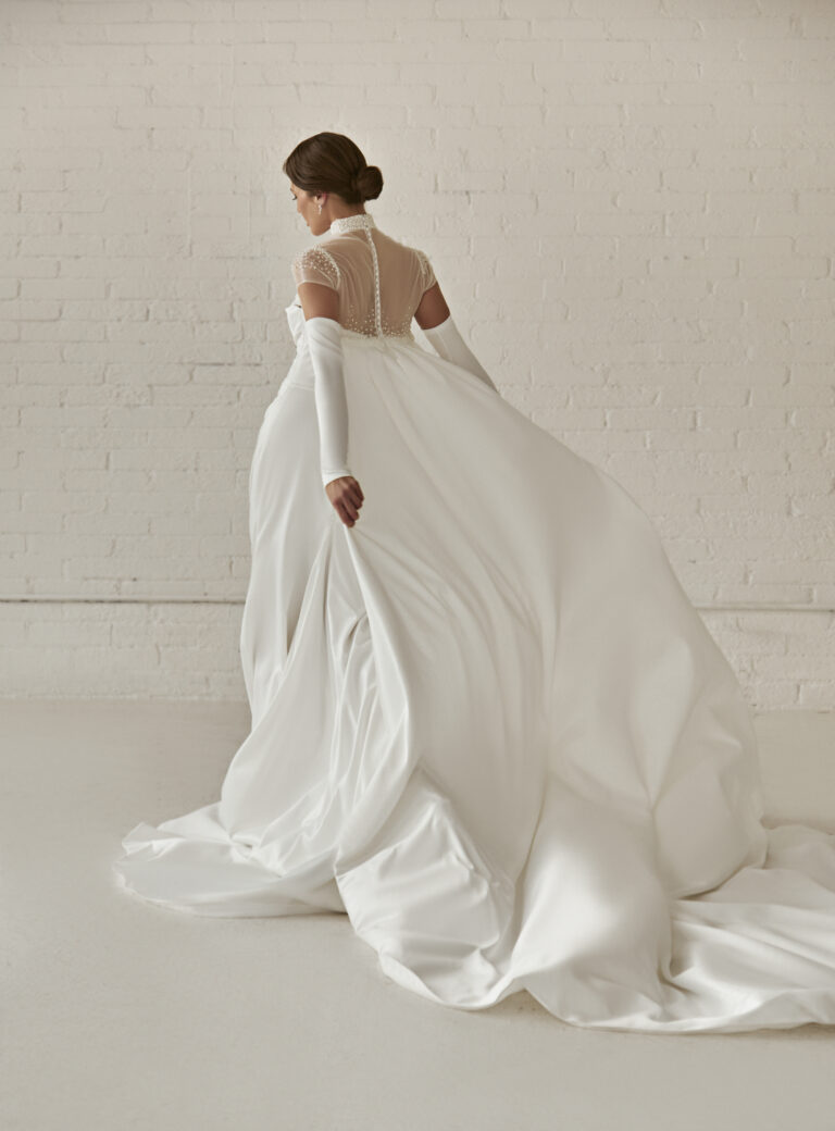 Raskošna sirena sa grandioznim šlepom od satena