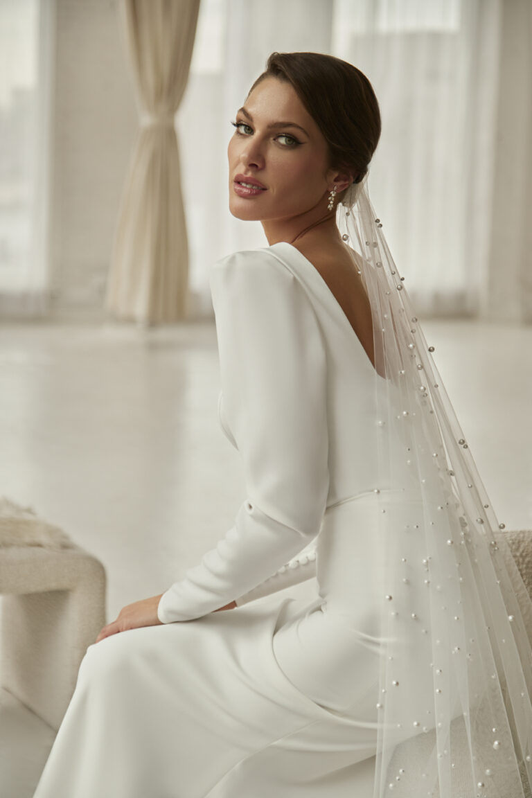 Otvorena leđa sa rukavima na satenskoj minimalističkoj vjenčanici sirena kroja