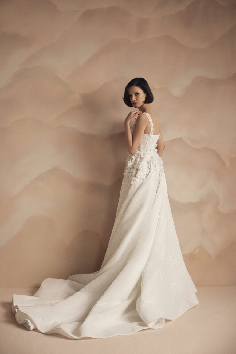 Vjenčanica A kroja sa bretelama i dugačkim šlepom