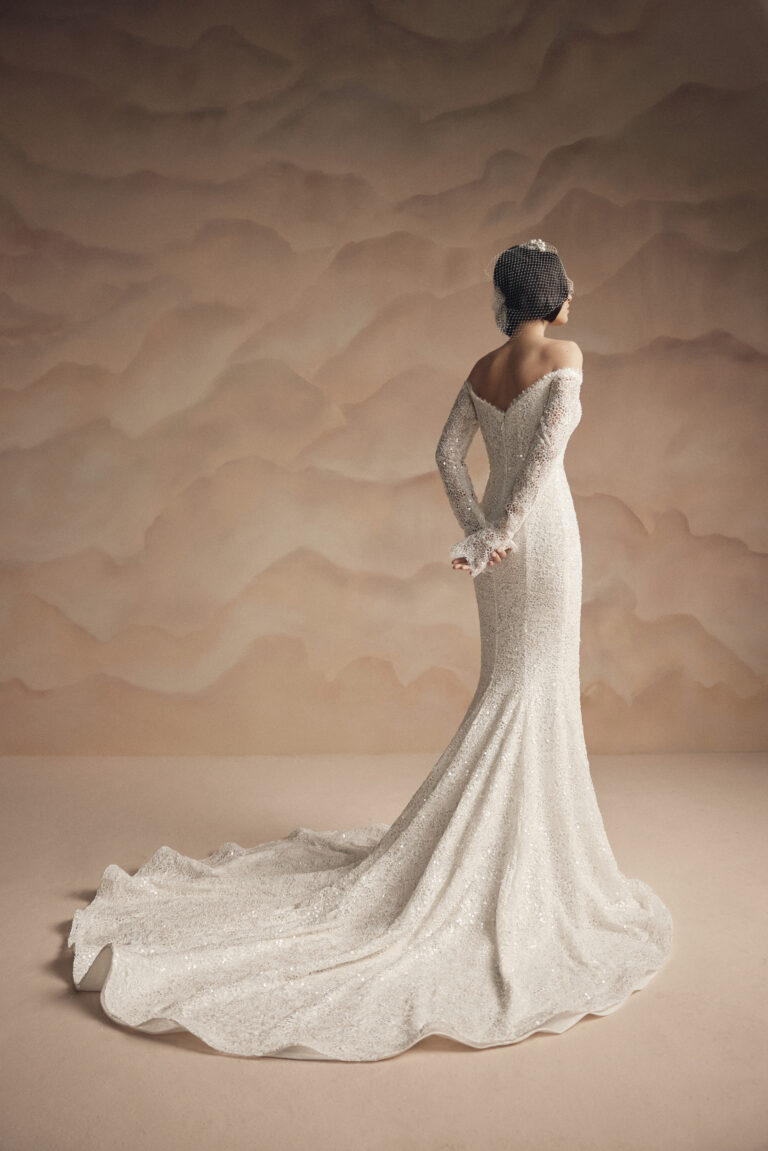 Sirena vjenčanica otvorenih leđa sa rukavima, slika sa zadnje strane