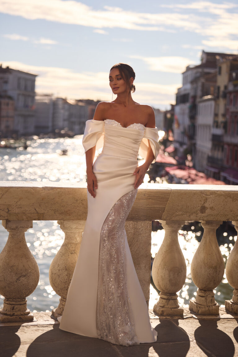 Satenska vjenčanica sa kristalima na gornjem dijelu i uz nogu