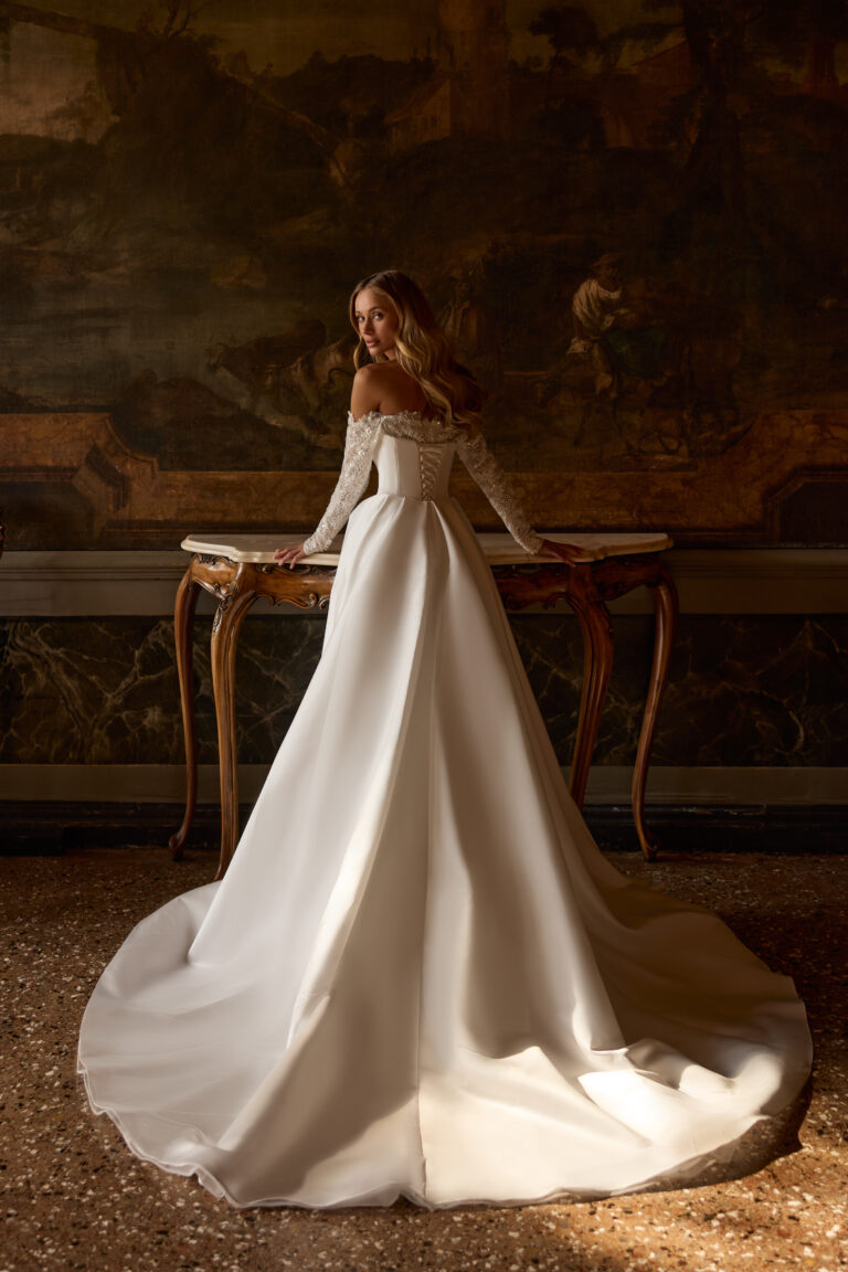 Bogati satenski šlep na sirena vjenčanici od čipke - slika sa zadnje strane