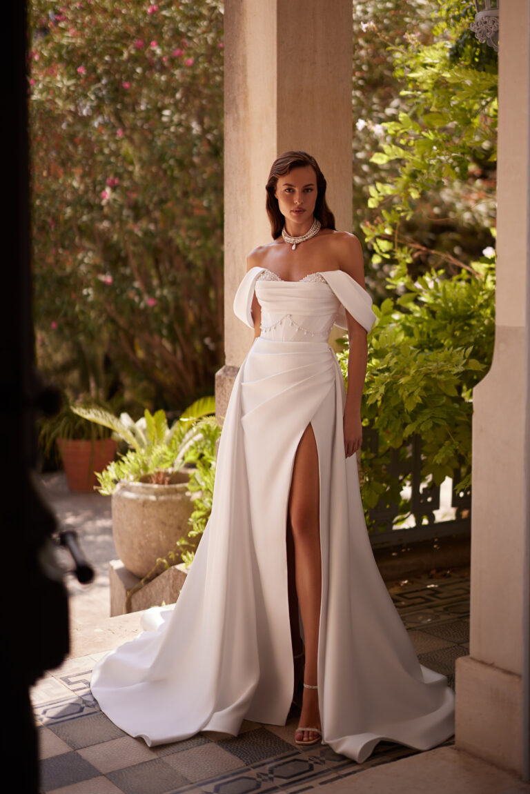 Saten sirena vjenčanica sa šlicem i šlepom i rukavima koji se skidaju