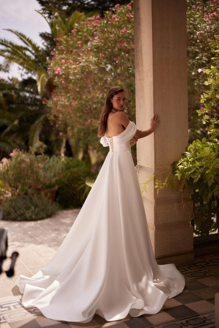 Satenska 2 u 1 vjenčanica od satena sa šlepom - zadnja strana