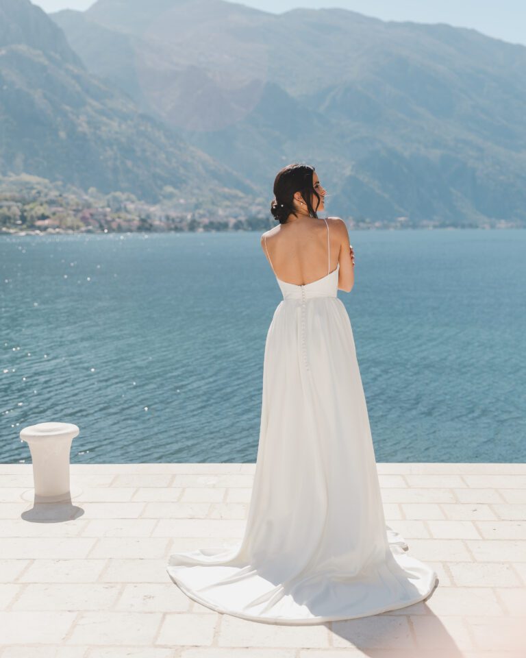 Haljina otvorenih leđa sa tankim bretelama