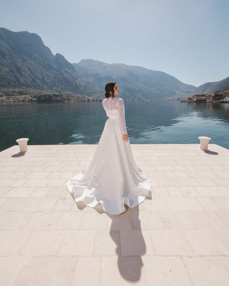 Haljina od satena uz majicu od kristalne čipke