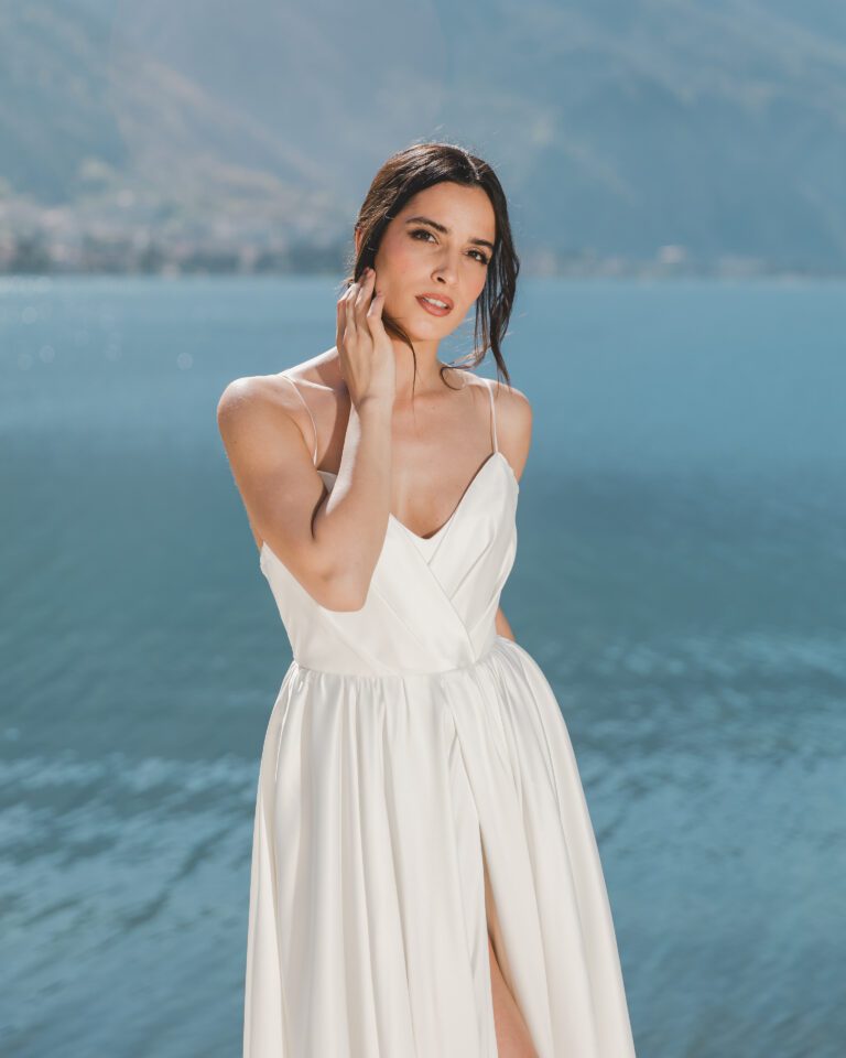 Haljiina sa bretelama otvorene noge