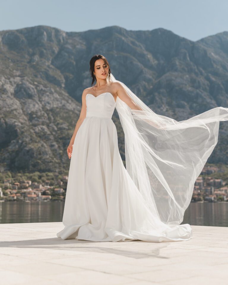 Bijela haljina od satena sa srcastim izrezom