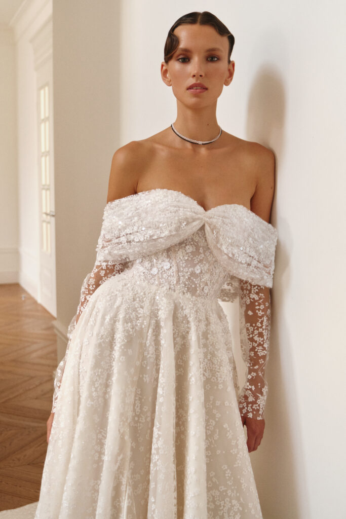 A kroj vjenčanica od čipke sa korsetom i rukavima koji se skidaju