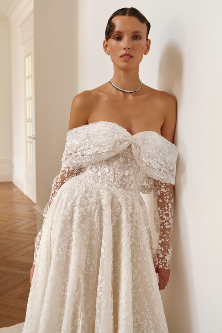 A kroj vjenčanica od čipke sa korsetom i rukavima koji se skidaju