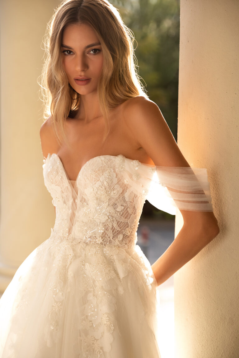 Vjenčanica A kroja od tila izbliza