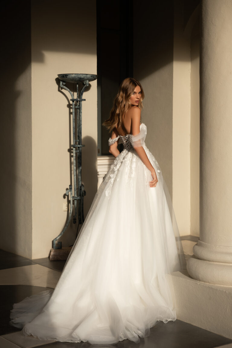 Vjenčanica od tila A kroj slika zadnje strane