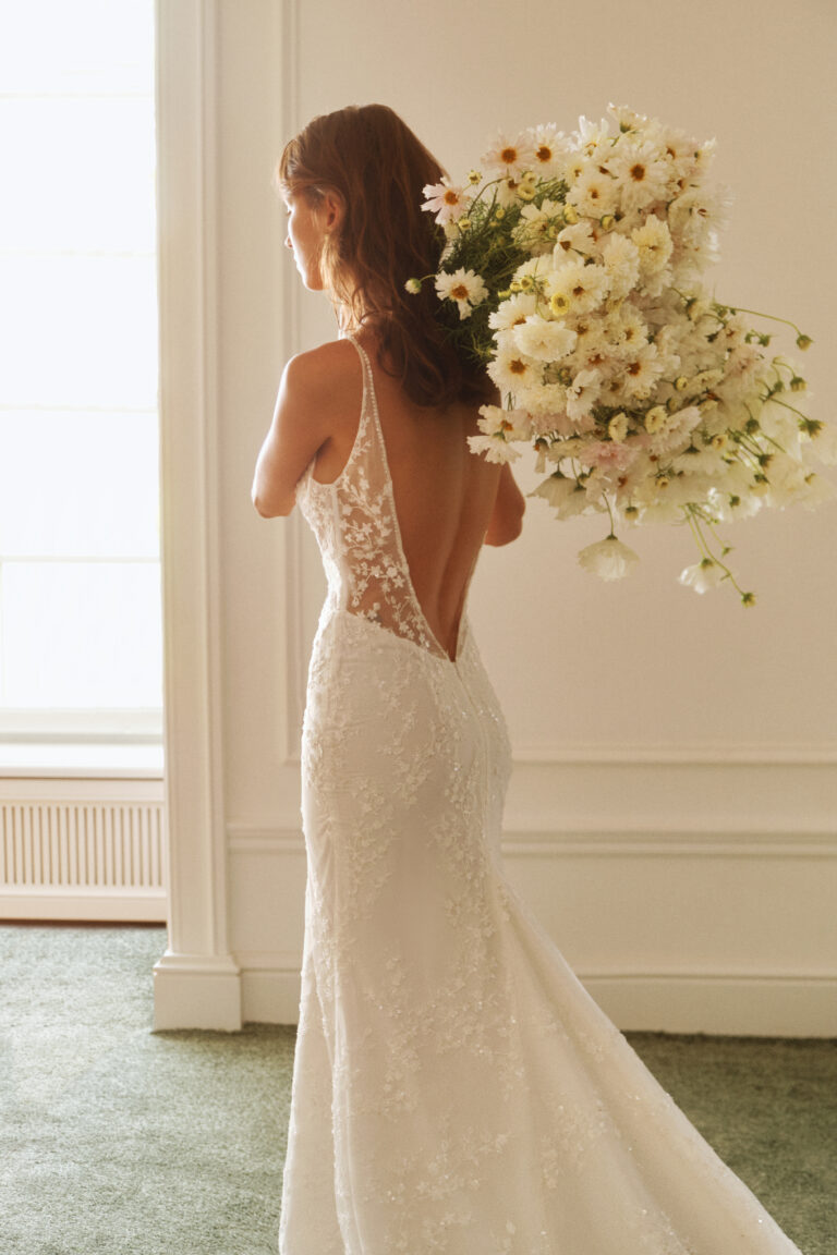Vjenčanica od čipke na tanke bretele otvorenih leđa