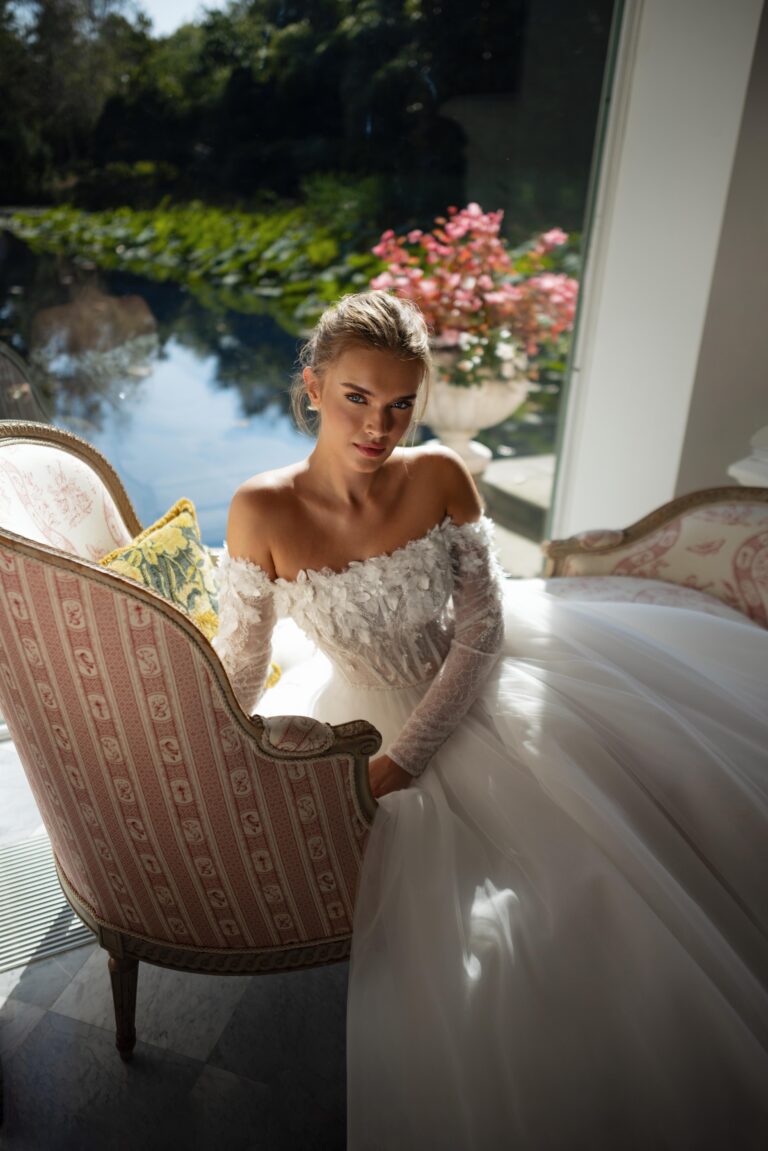 Ravni izrez vjenčanice od čipke sa rukavima