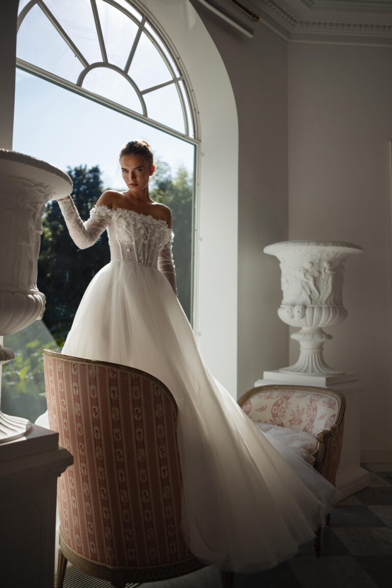 Princeza vjenčanica ravnog izreza sa rukavima