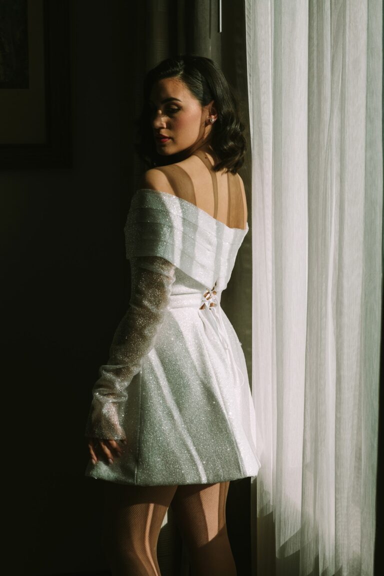 Kratka šljokičava haljina sa rukavima