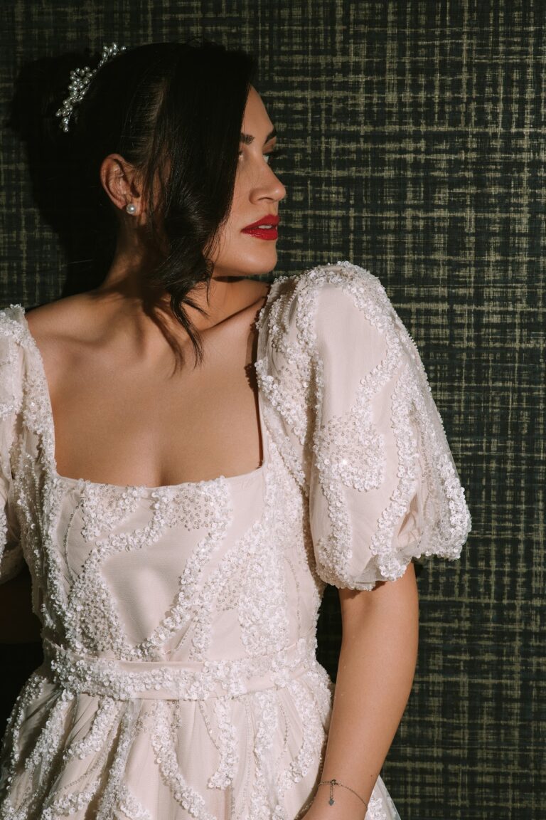 Kratka haljina puf rukava slika izbliza