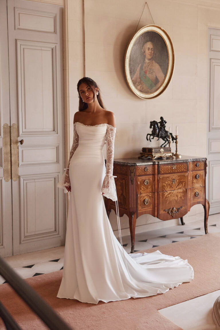 sirena ravnog izreza od satena sa čipkastim rukavima