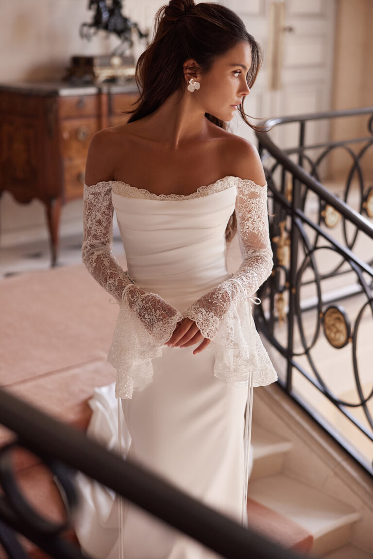 sirena ravnog izreza sa rukavima od čipke koji se šire