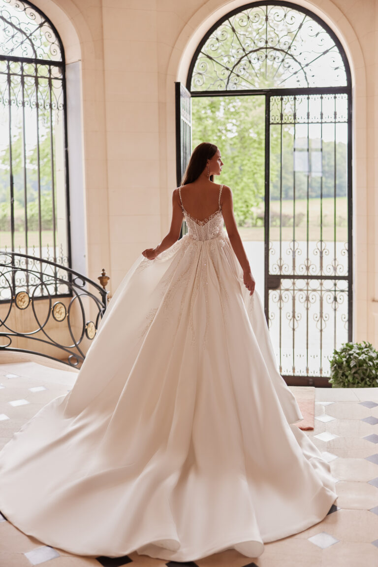 vjenčanica A kroja sa otvorenim leđima