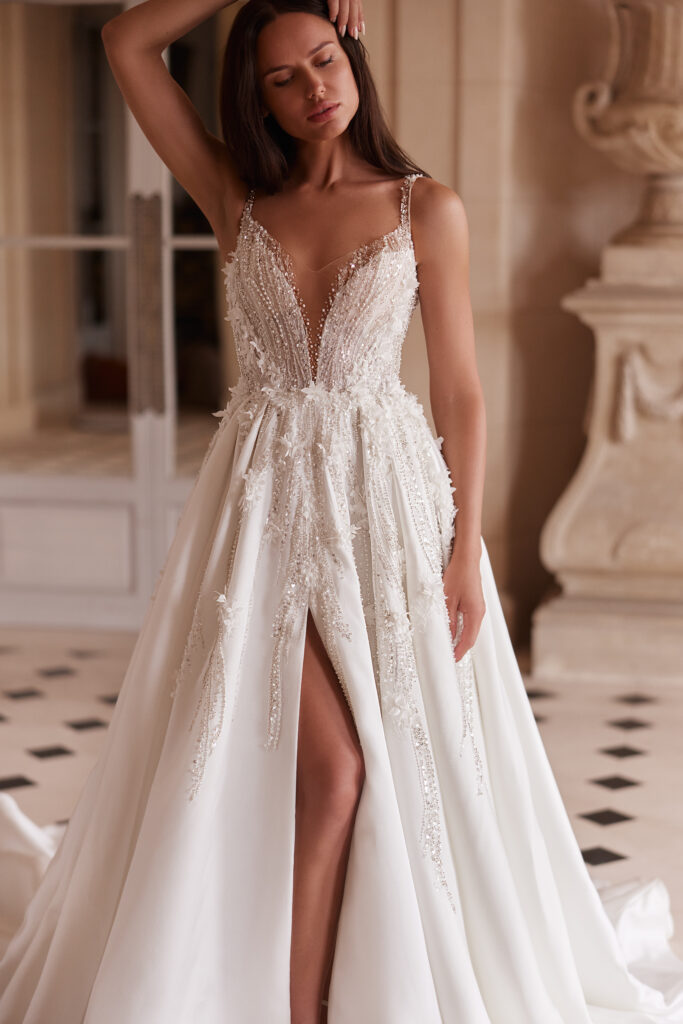 A kroj vjenčanica sa bretelama dubokog izreza