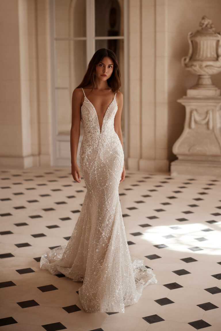 sirena sa bretelama i dubokim izrezom