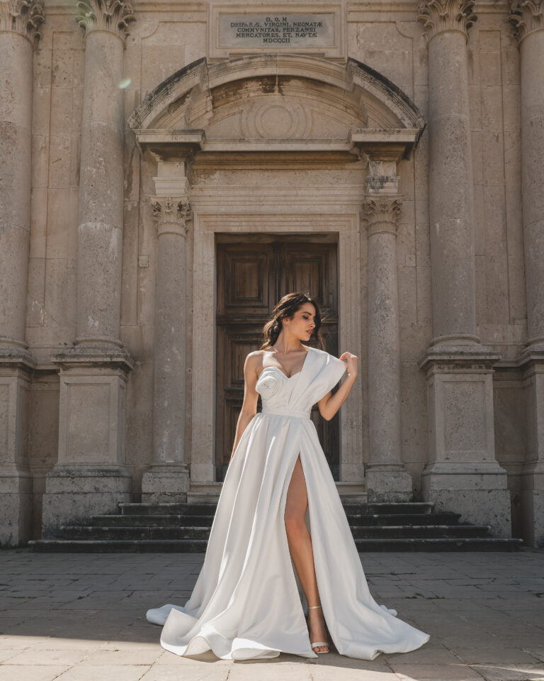 A kroj haljina sa ružom na korsetu i šlicem