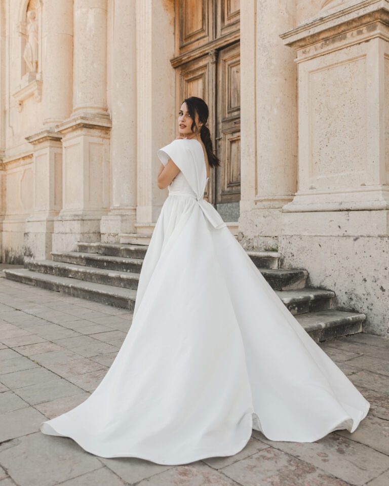 A kroj haljina od satena sa okruglim šlepom