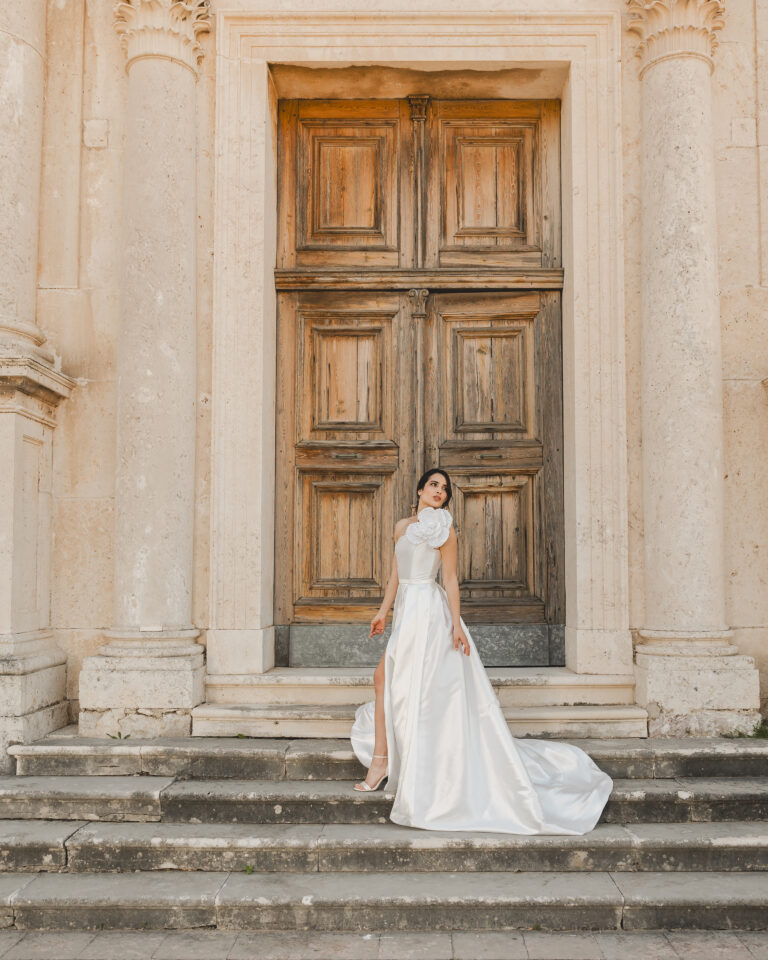 A kroj haljina sa cvijetom od brokata