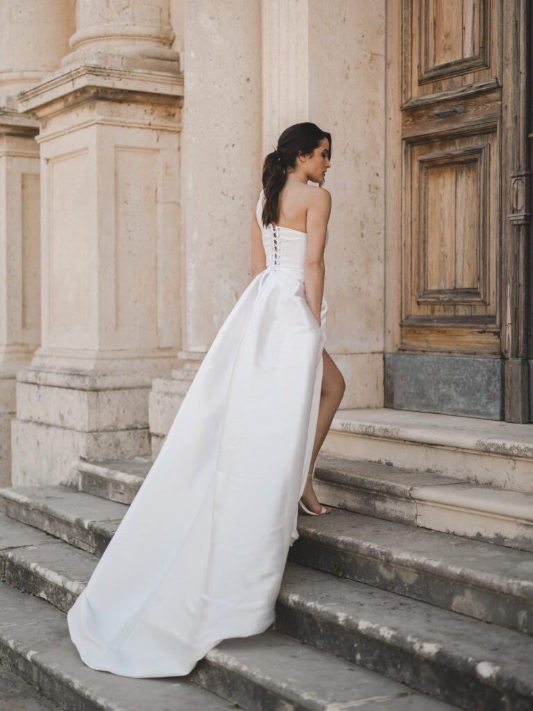 Haljina A kroja na jedno rame sa cvijetom