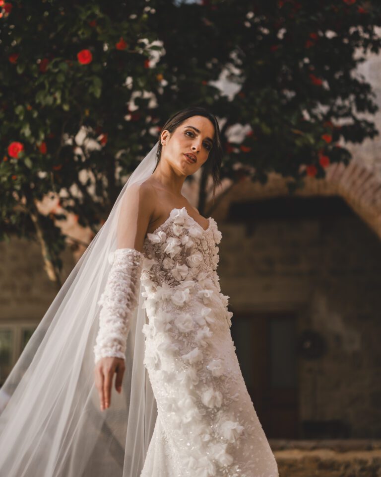 Top sirena sa 3 d cvjetićima i rukavima i velom