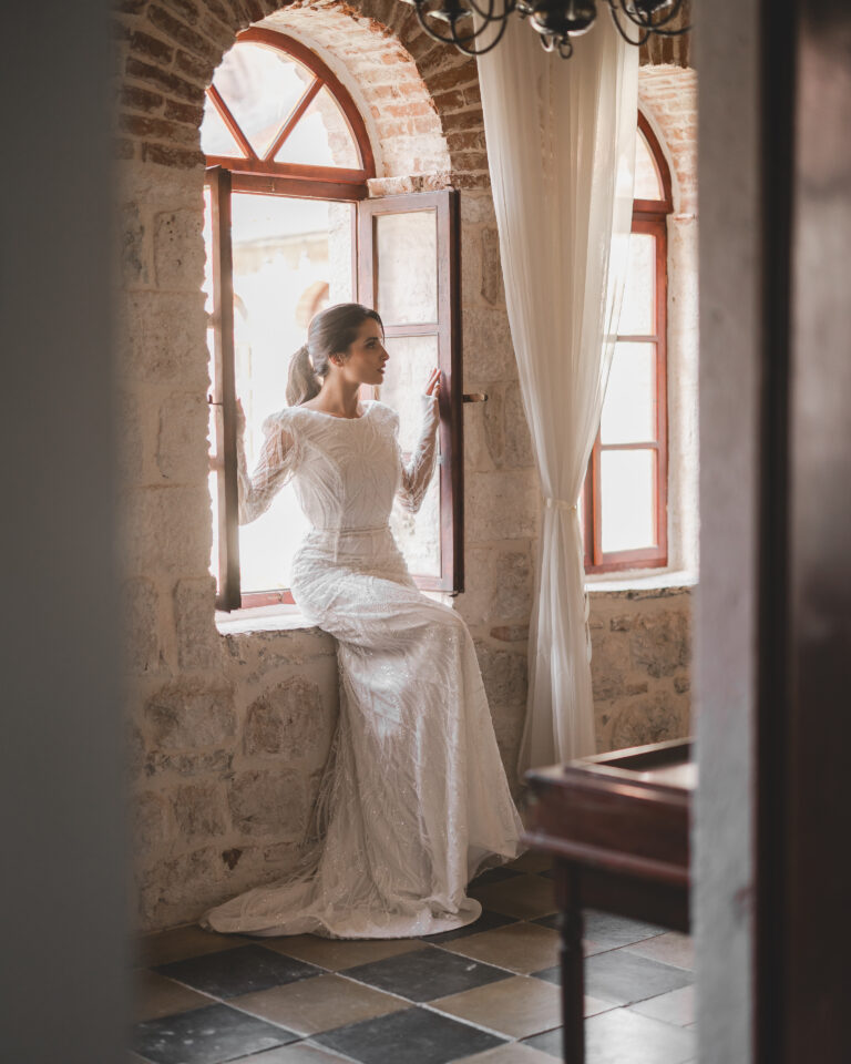 Sirena vjenčanica od čipke zatvorenog ravnog izreza sa naramenicama