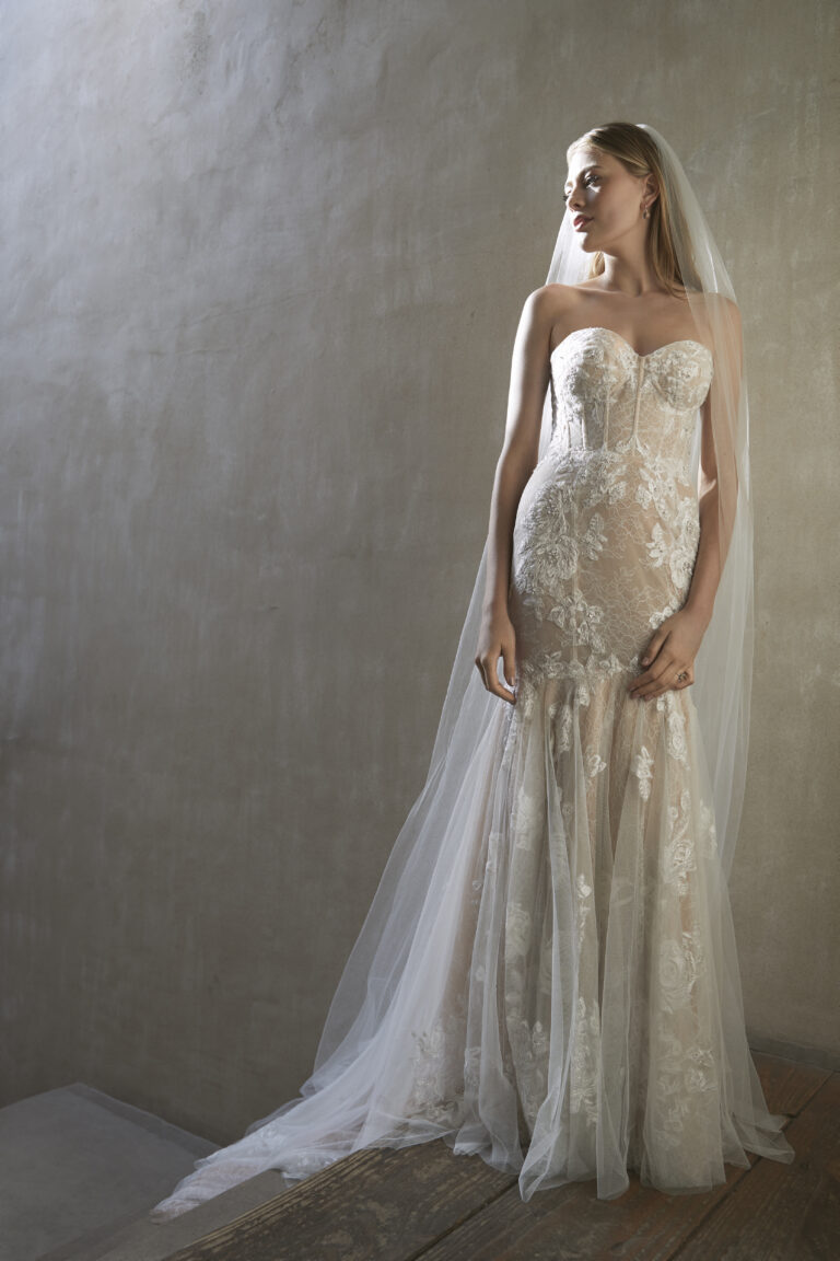 Sirena haljina bež boje od tanke i providne čipke