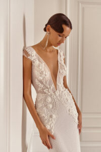 Zanosna sirena roze postave dubokog izreza