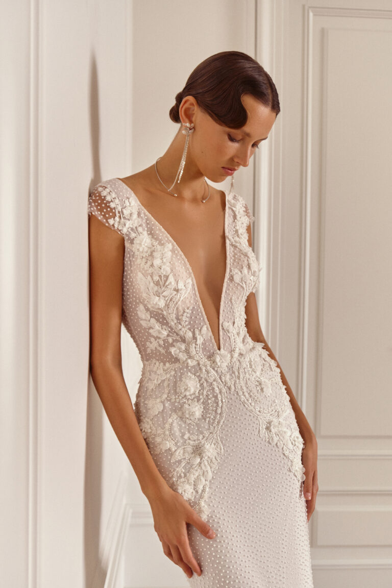 Zanosna sirena roze postave dubokog izreza