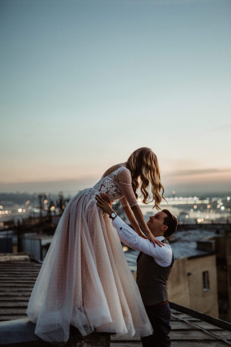 Romantična haljina A kroja sa tufnicama i tilom