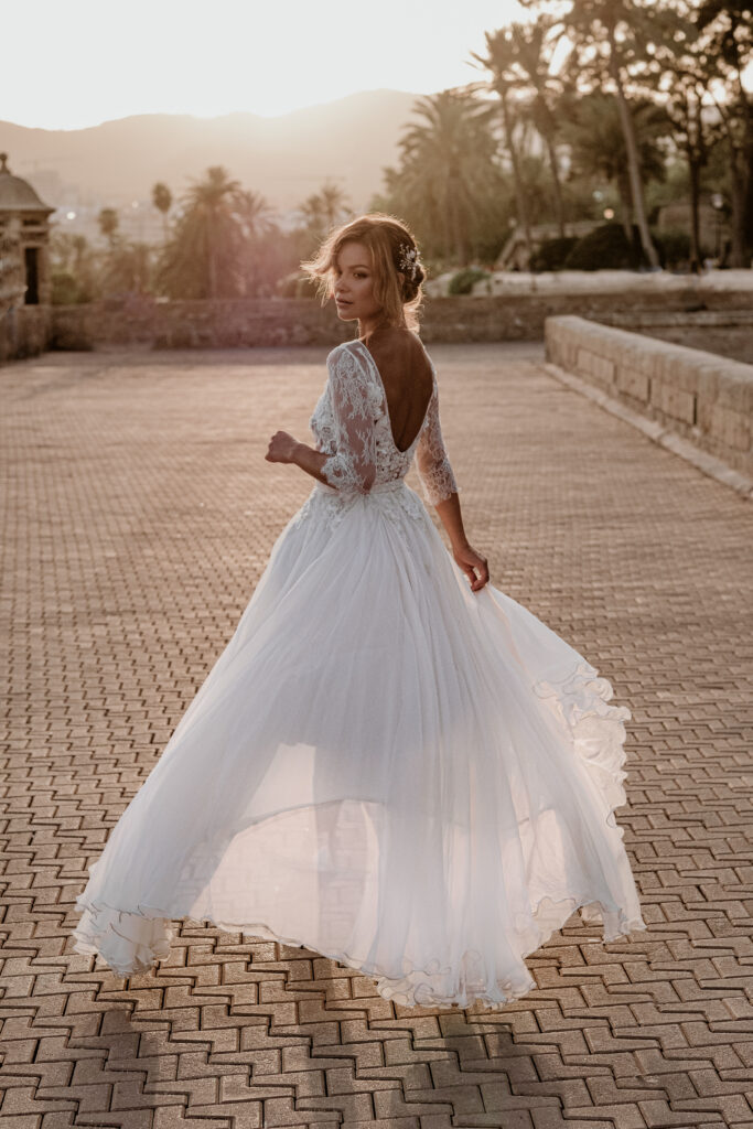 Čipkana vjenčanica sa rukavima, otvorenih leđa i svilenim donjim dijelom