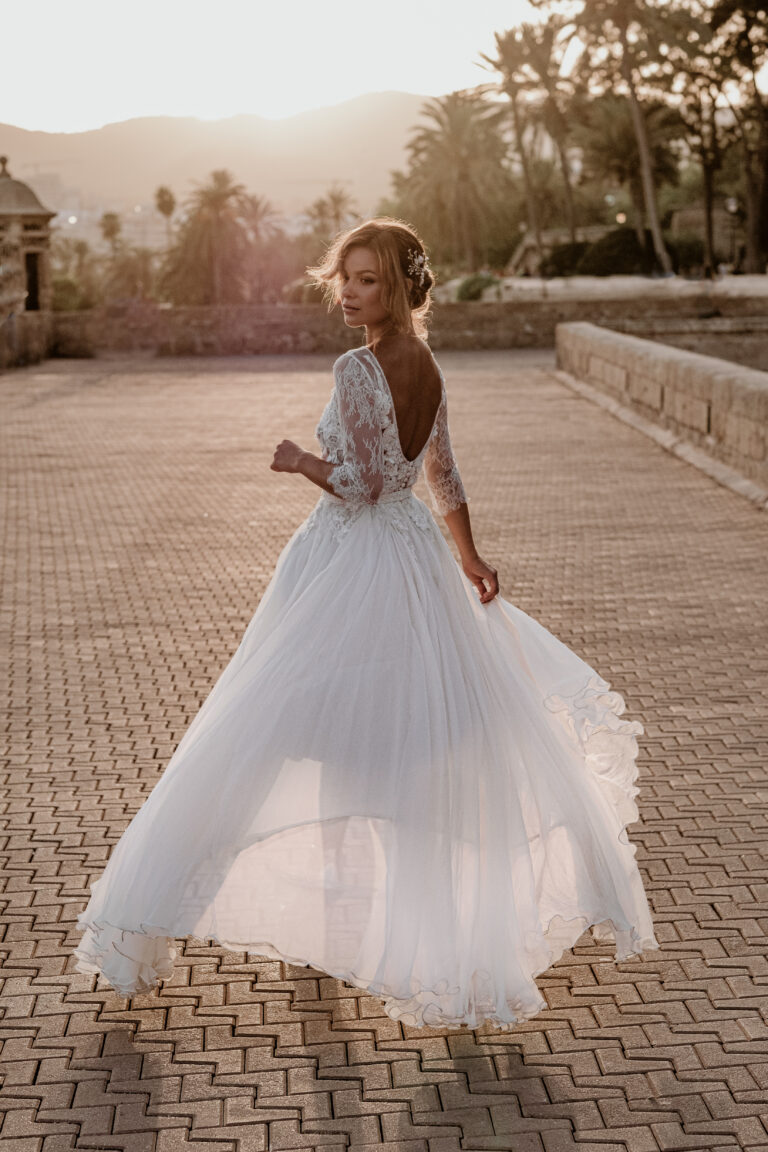 Čipkana vjenčanica sa rukavima, otvorenih leđa i sa svilenim donjim dijelom